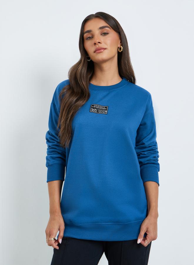 ستايلي سويت شيرت بقصة واسعة ومزين بشارة - Image 2